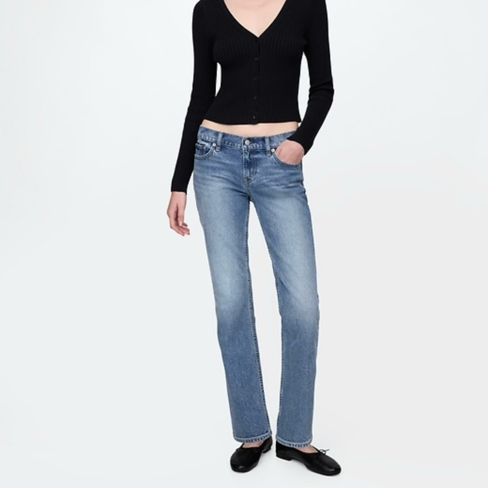 Brand new Gap Low Rise 90's Straight Jeans in Medium Indigo.